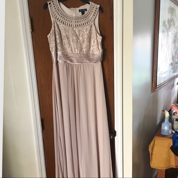 🎉 HP 6.9.18 🎉 Jessica Howard Embroidered Gown - Picture 2 of 8